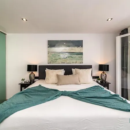 Luxurious Beachside In The Heart Of Puente Marbellac