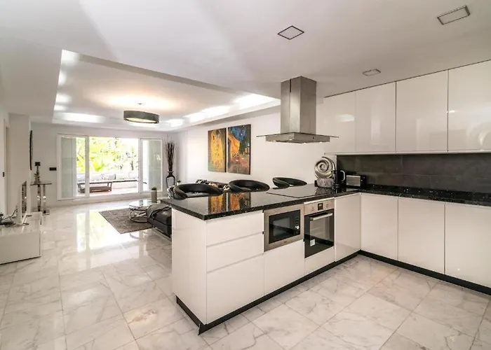 Luxurious Beachside In The Heart Of Puente Apartament *